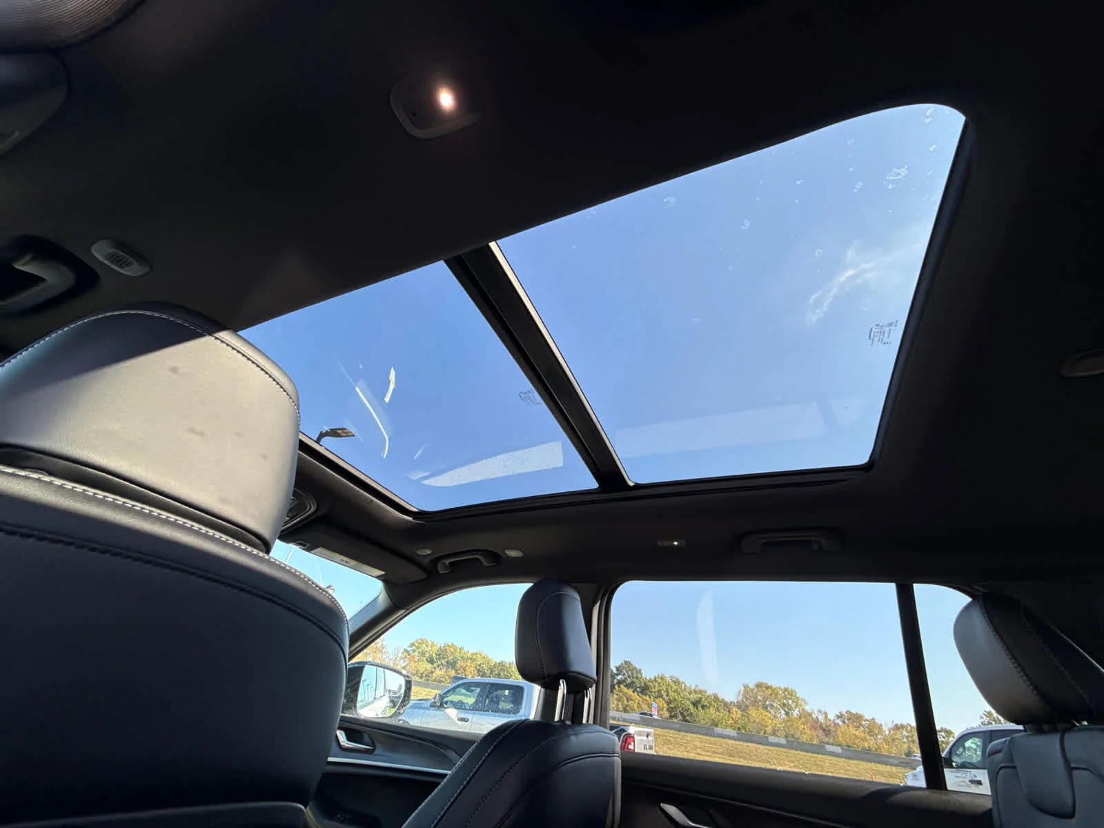 New 2025 Silver Zynith Exterior Paint Jeep Limited image 32
