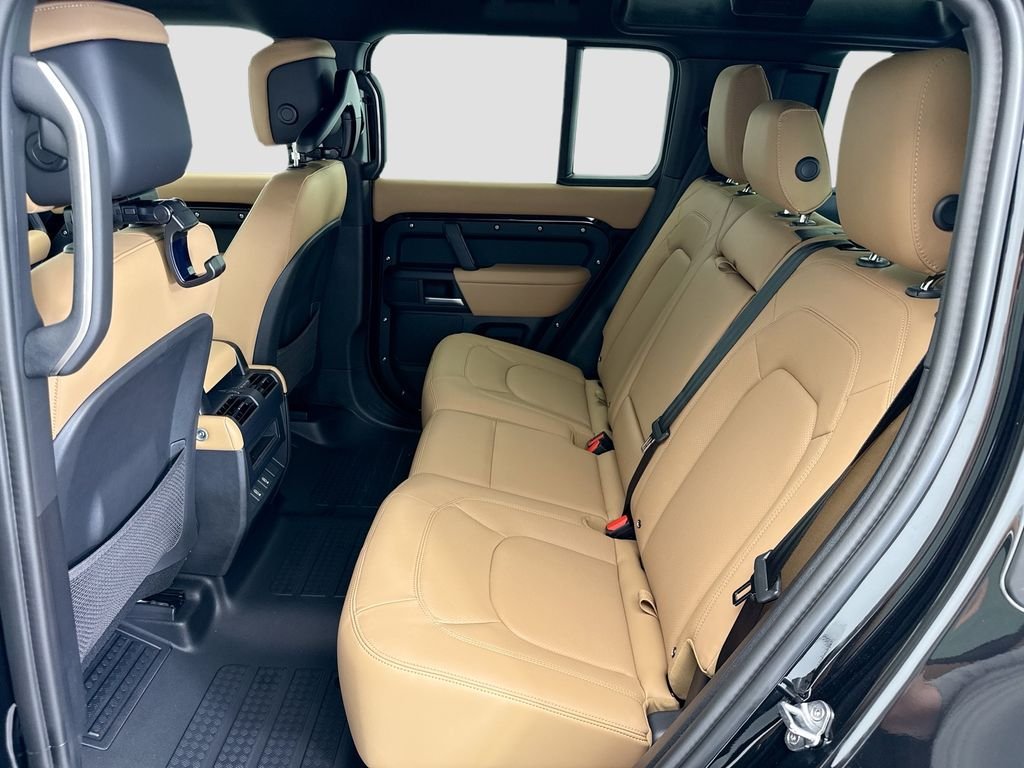 2026 Land Rover Defender X-Dynamic SE | CarEdge | CarEdge