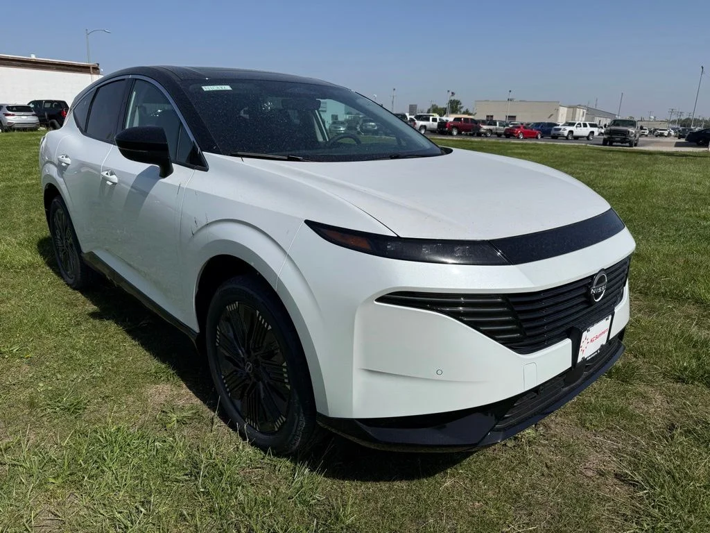 New 2026 White Pearl Nissan Platinum image 3