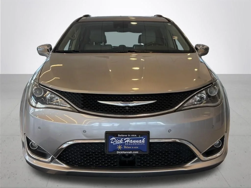 Used 2017 Silver Chrysler Limited image 3
