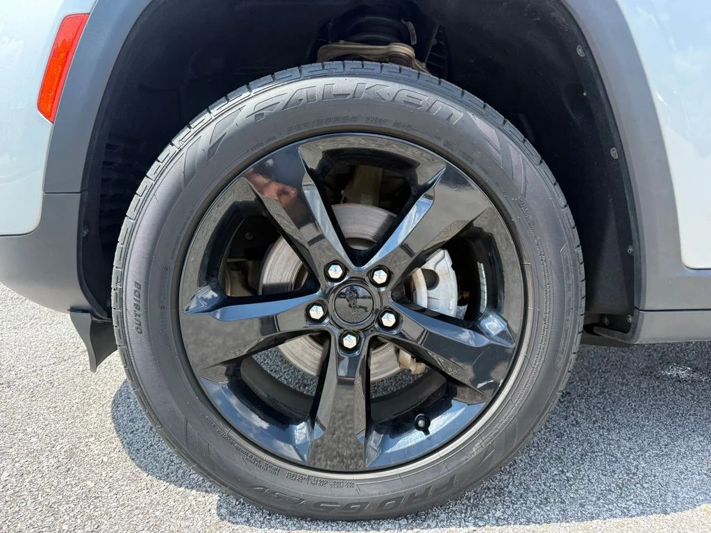 Used 2023 Silver Jeep Altitude X image 23