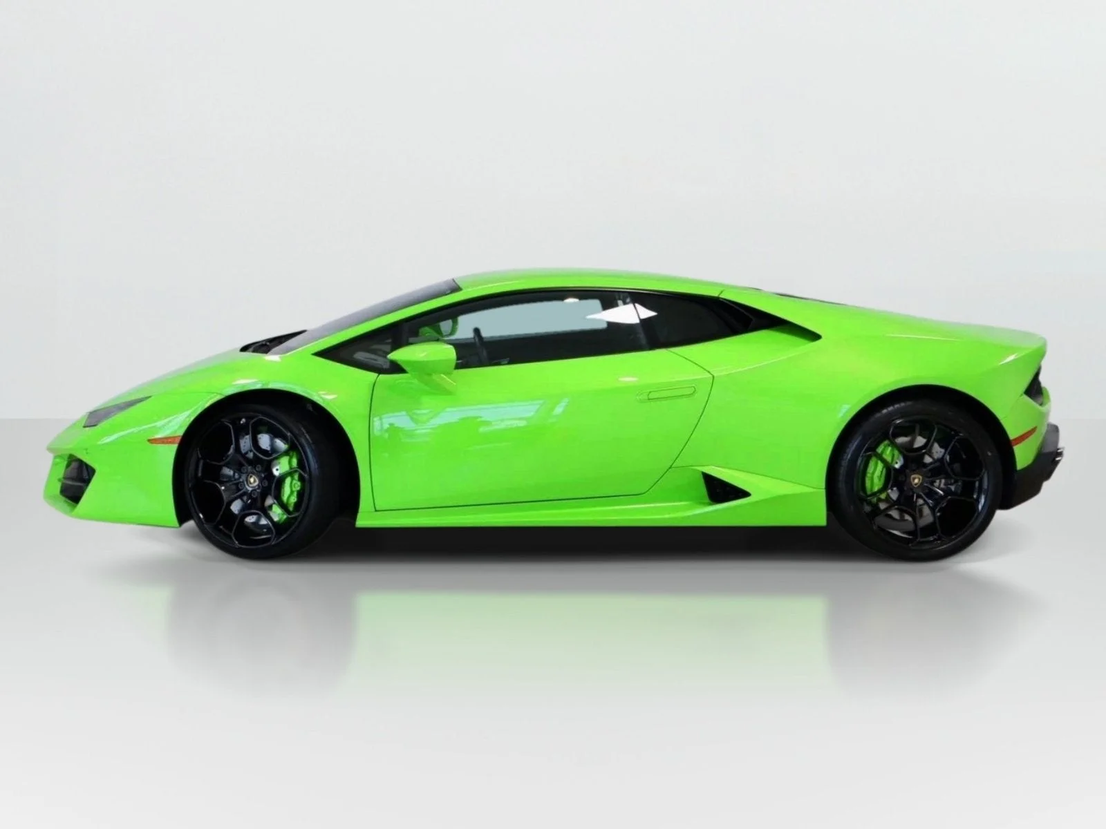 Used 2018 Verde Mantis Pearl Effect Lamborghini  image 2