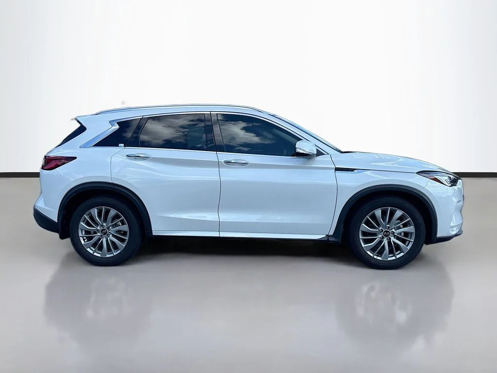 Used 2023 White INFINITI LUXE image 2