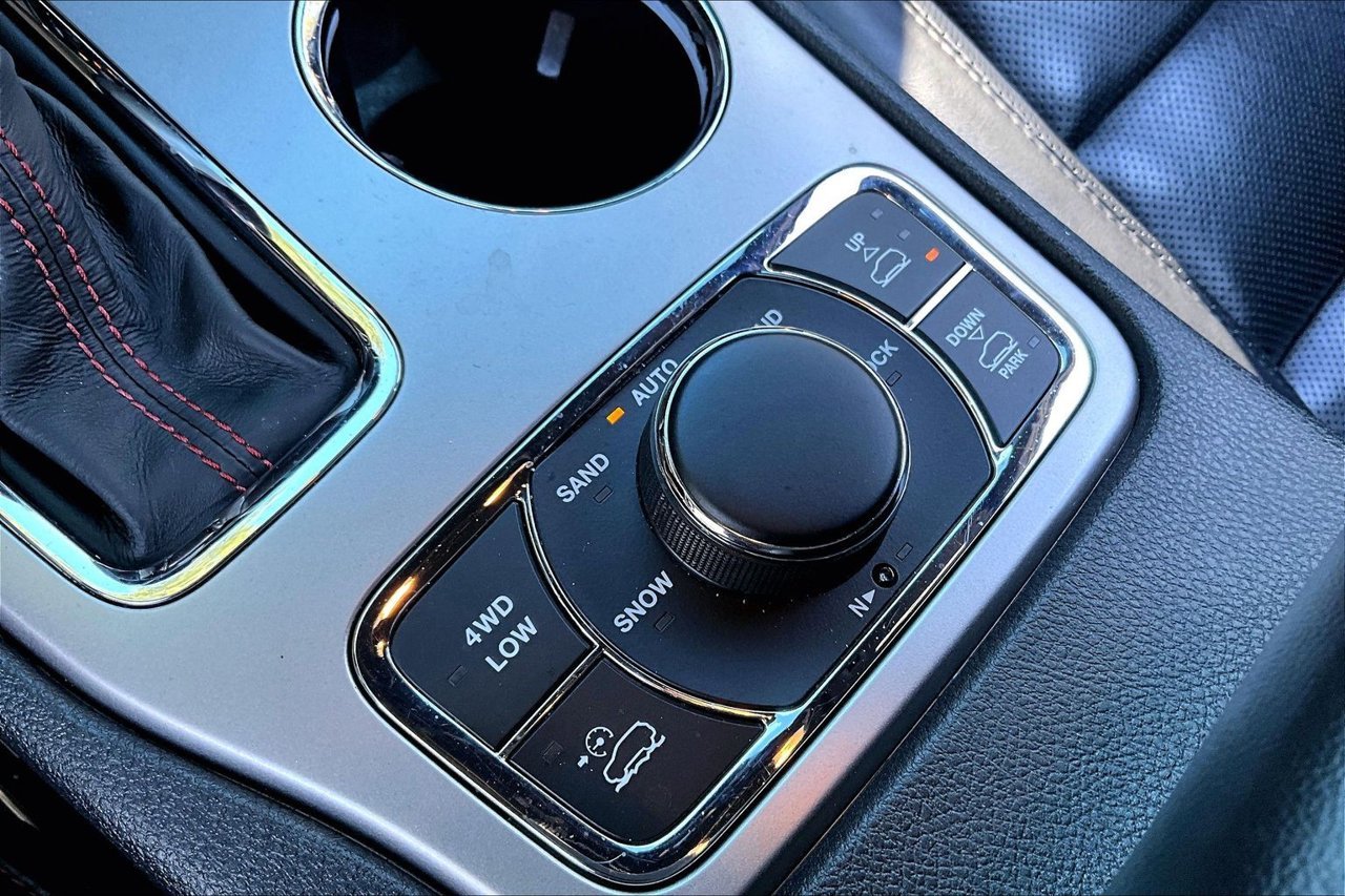 Used 2019 Gray Jeep Trailhawk image 26