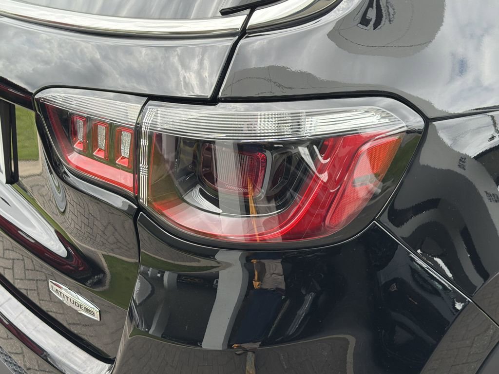 Used 2024 Black Jeep Latitude Lux FWD image 9