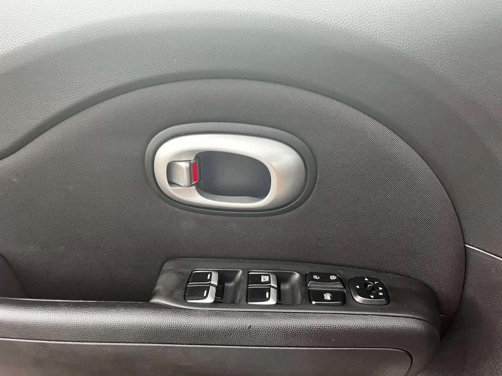 Used 2018 White Kia Base image 11