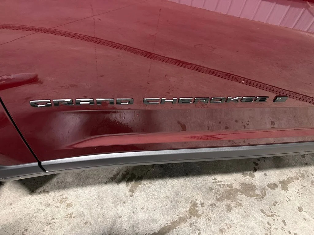 New 2026 Velvet Red Pearl-Coat Exterior Paint Jeep Laredo Altitude image 10