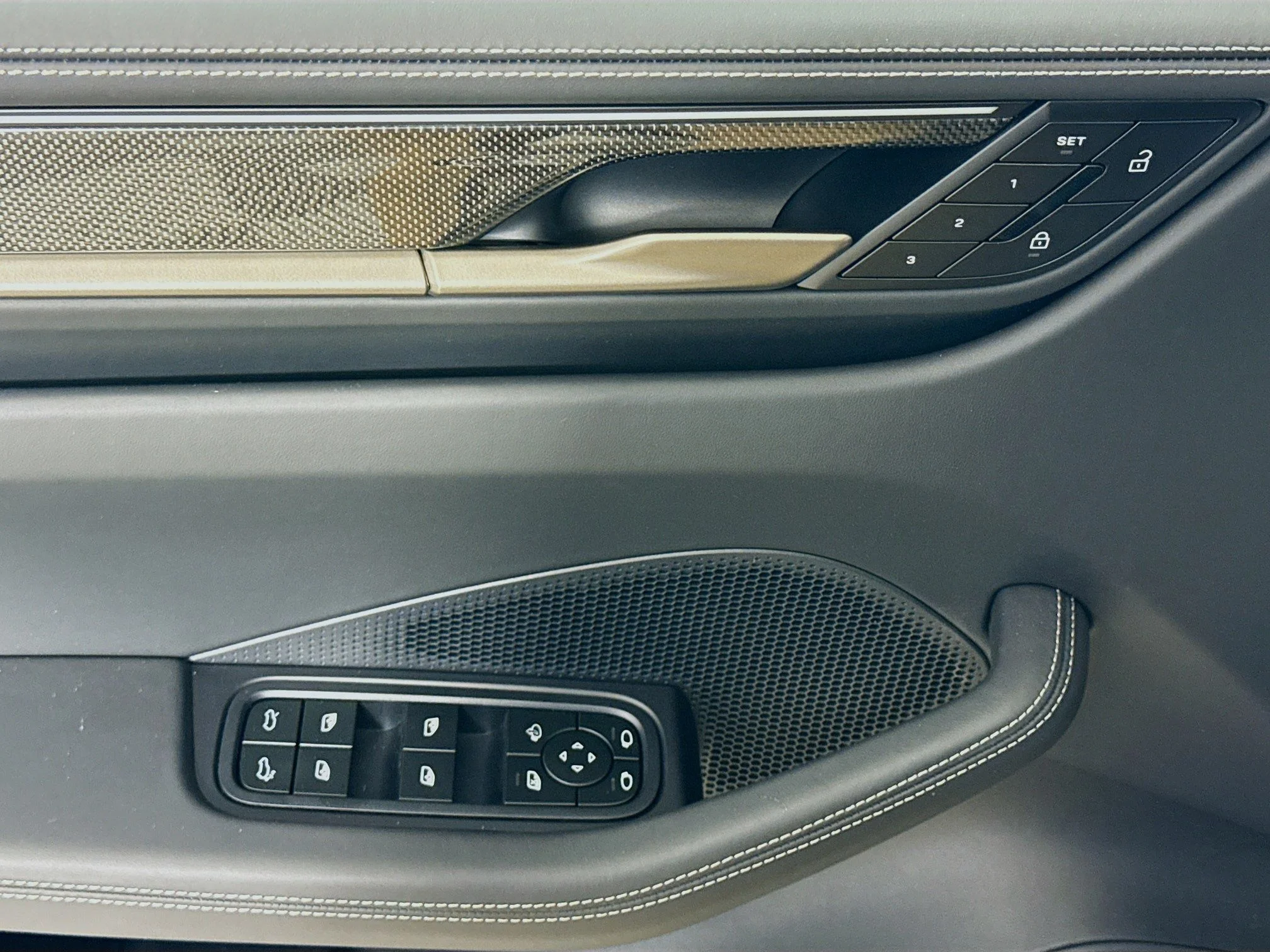 2025 Porsche Macan Turbo Electric - Photo 11