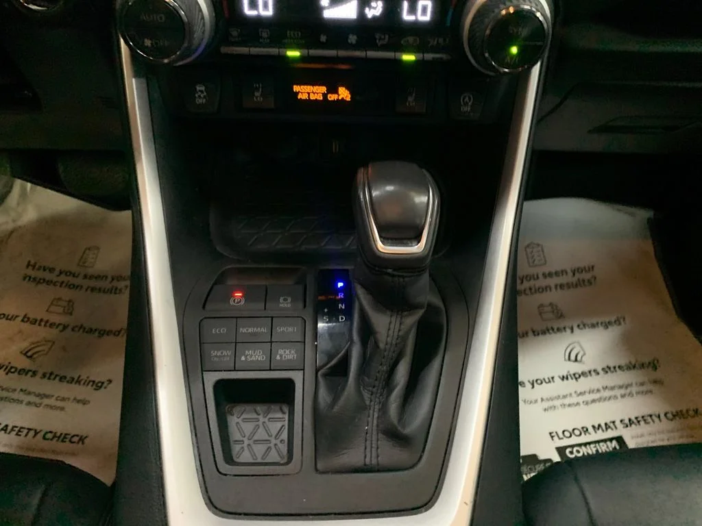 Used 2021  Toyota XLE Premium image 25