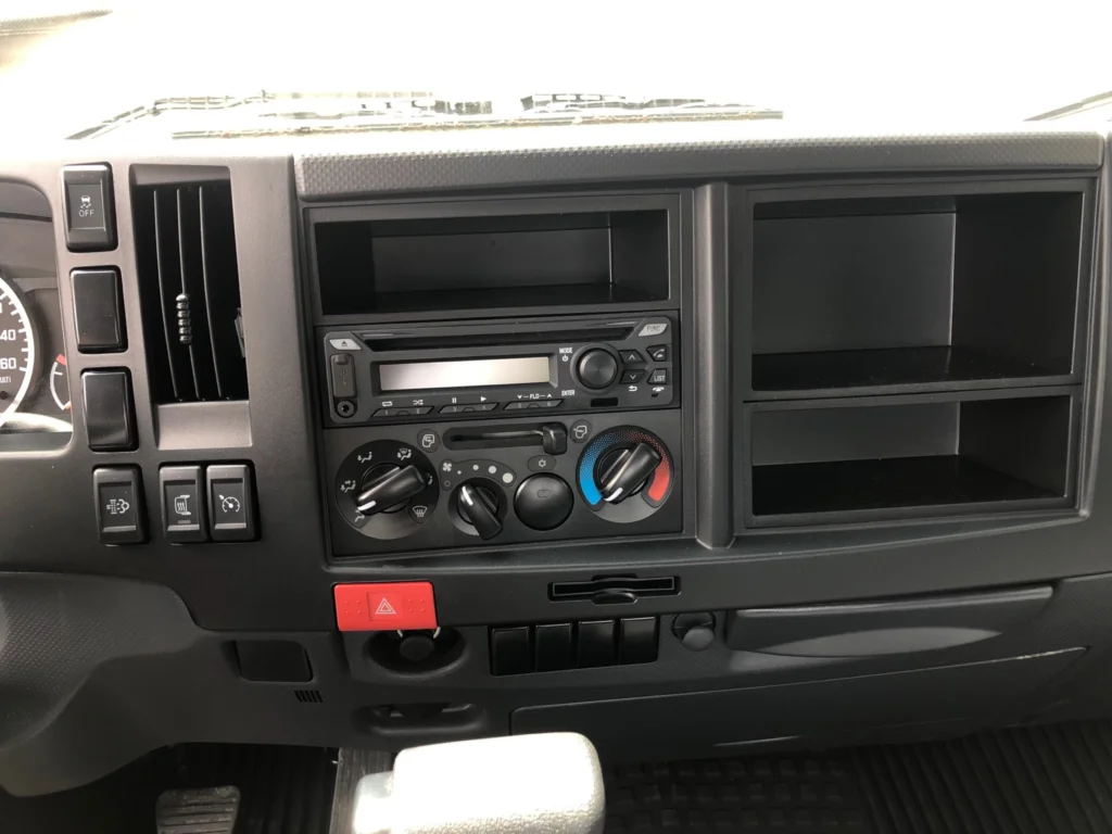 Used 2024 White Isuzu Box Truck image 8