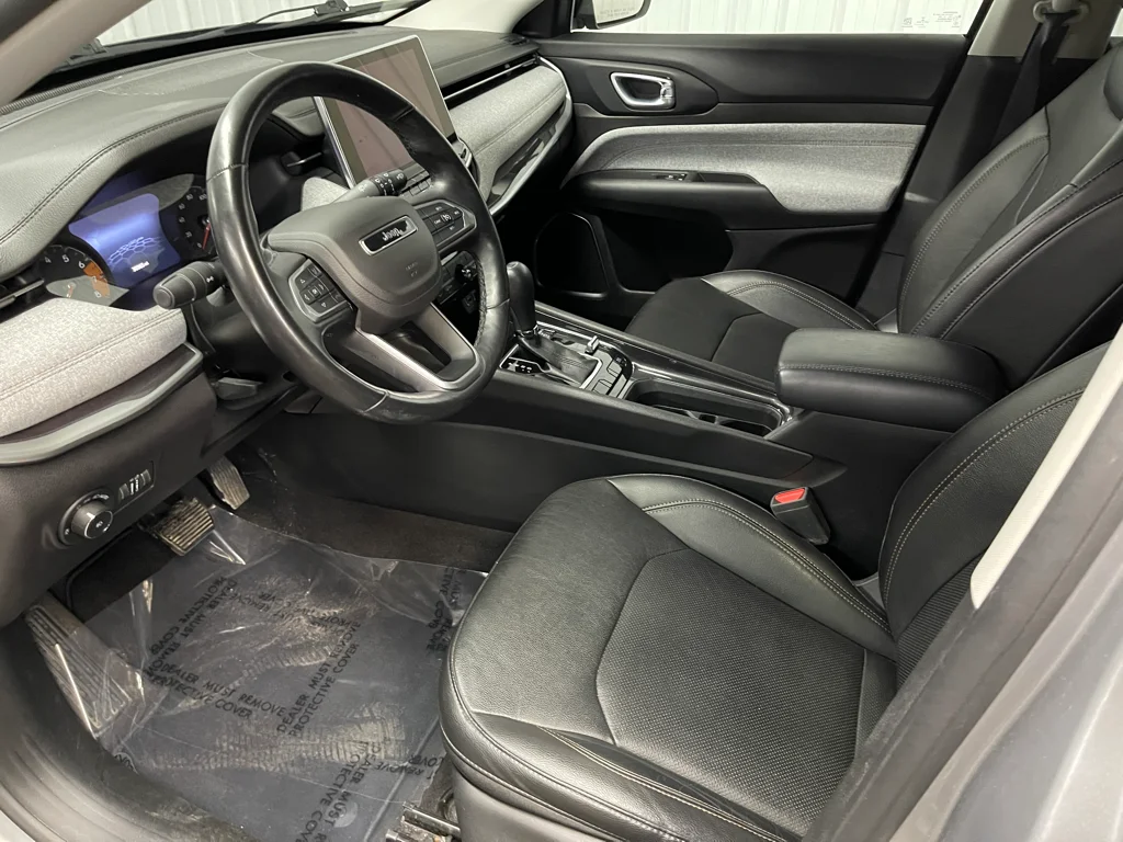 Used 2022 Silver Jeep Latitude Lux image 14