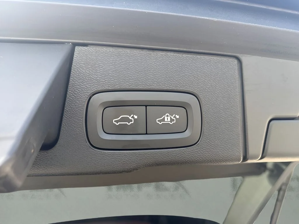 Used 2020 Black Volvo T5 Momentum image 20