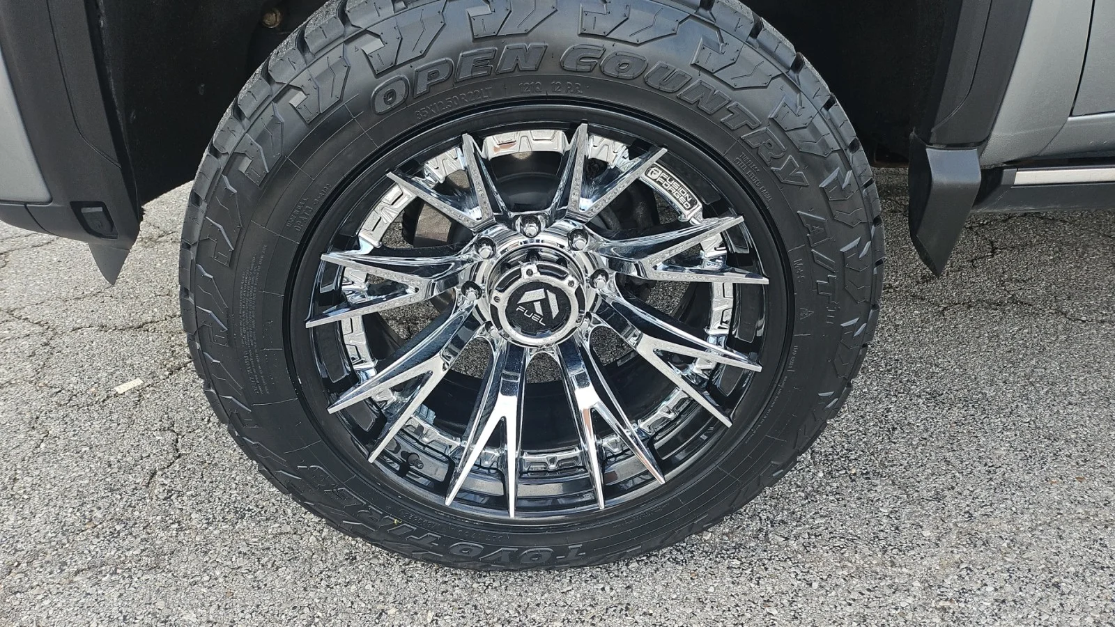 Used 2024 Silver GMC  image 9