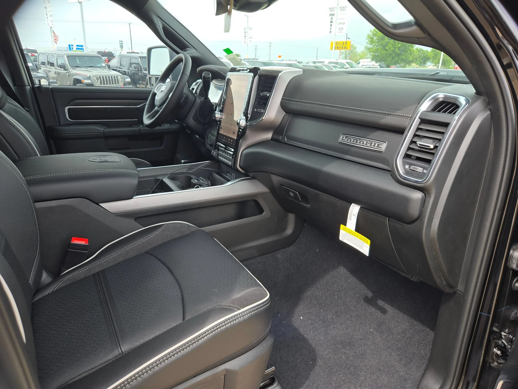 New 2026 Diamond Black Crystal Pearl-Coat Exterior Paint RAM Laramie image 25