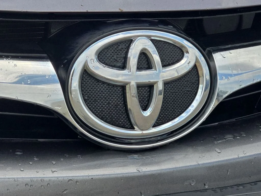Used 2015 Gray Toyota LE image 35