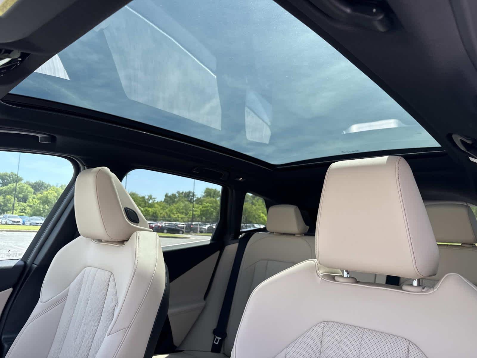 New 2026 Mineral White Metallic BMW 30 xDrive image 4