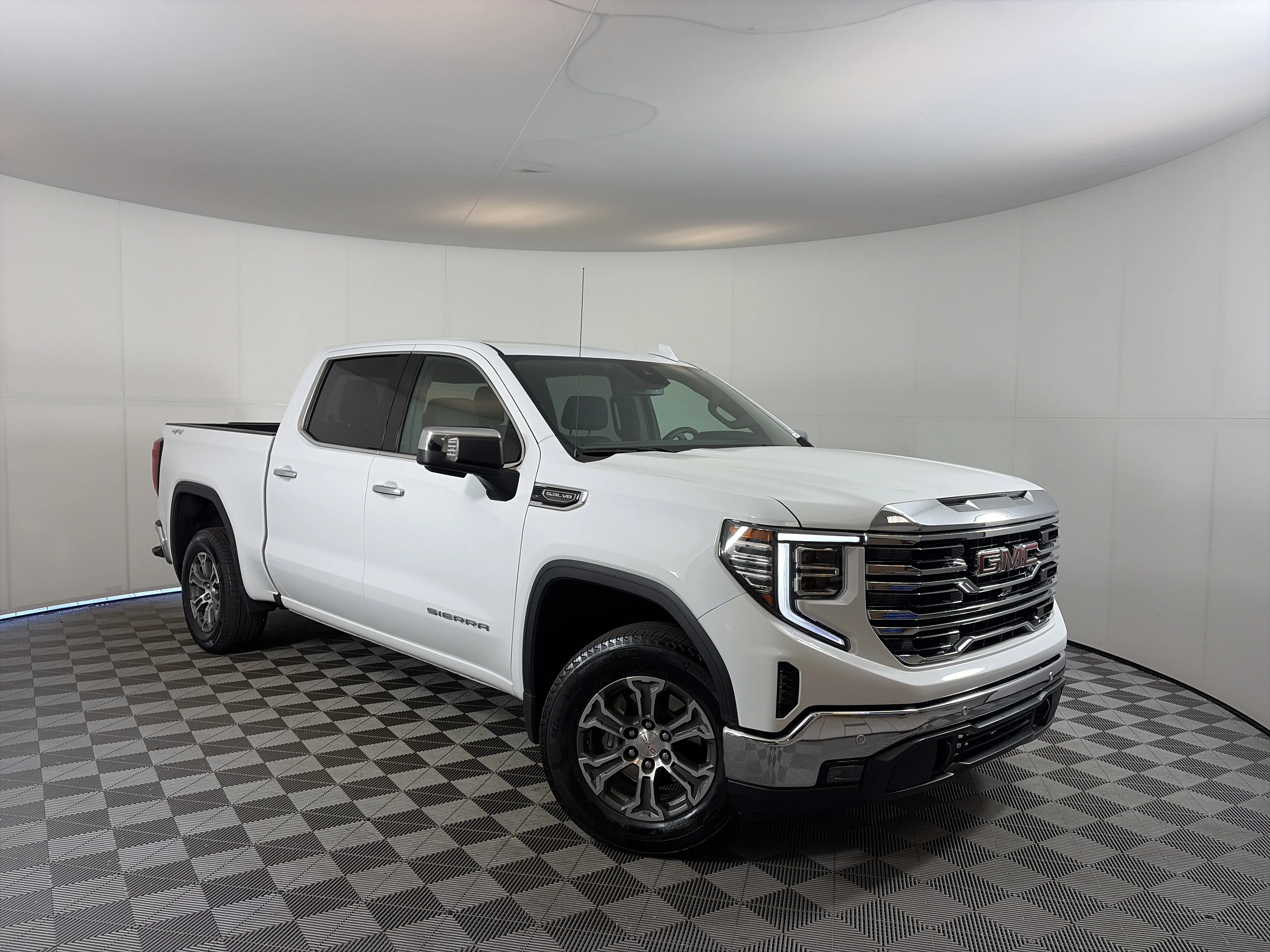 2025 GMC Sierra 4WD Crew Cab Short Box SLT's photo