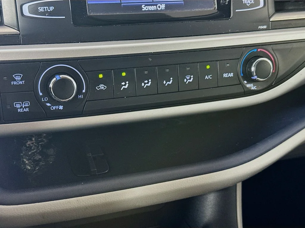 Used 2015 Silver Toyota LE image 17