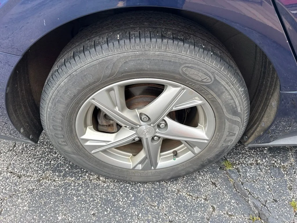 Used 2020 Blue Hyundai SE image 8
