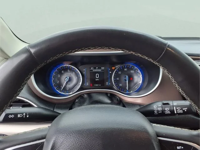 Used 2024  Chrysler LX image 9