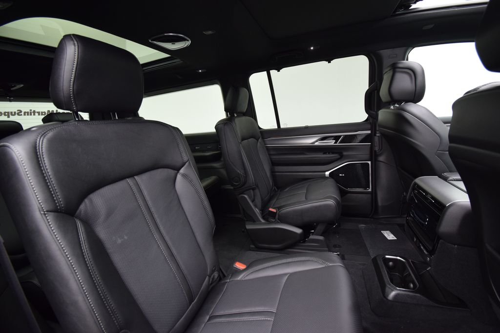 New 2026 Bright White Clear-Coat Exterior Paint Jeep Limited Reserve image 21