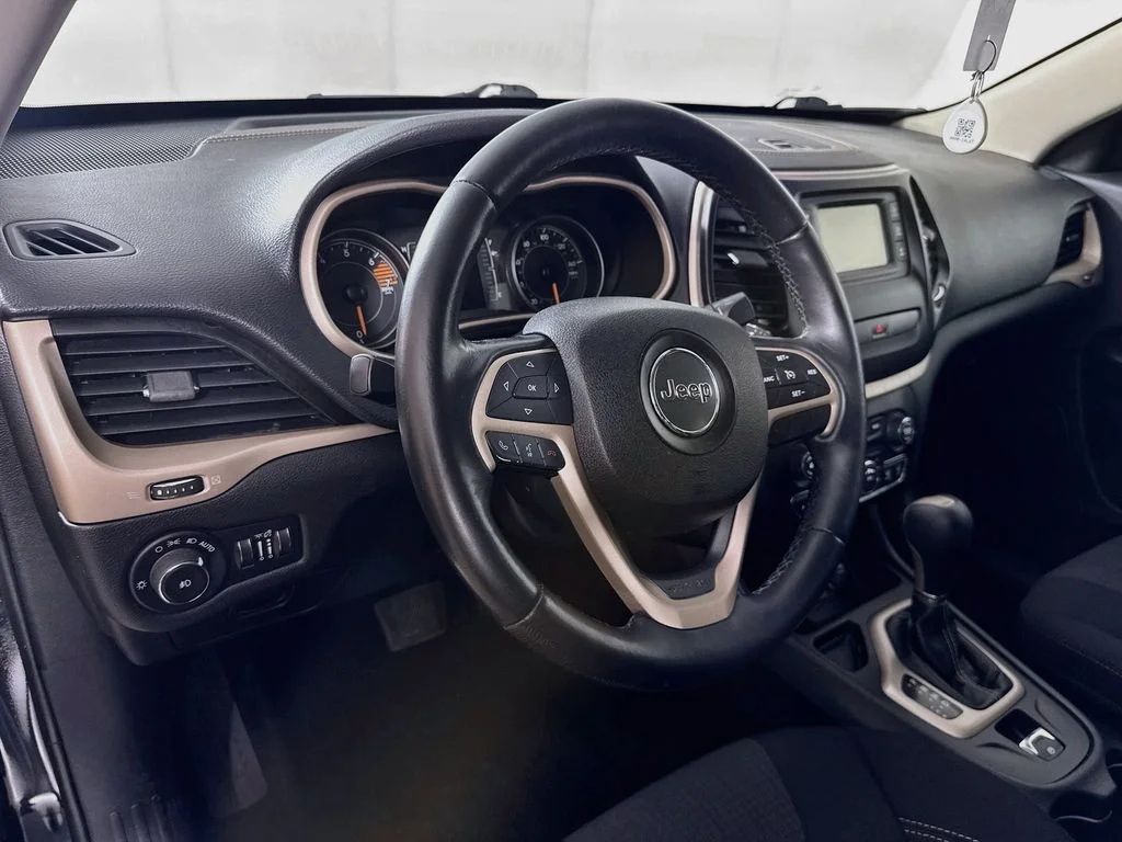 Used 2016 Black Jeep Latitude image 9
