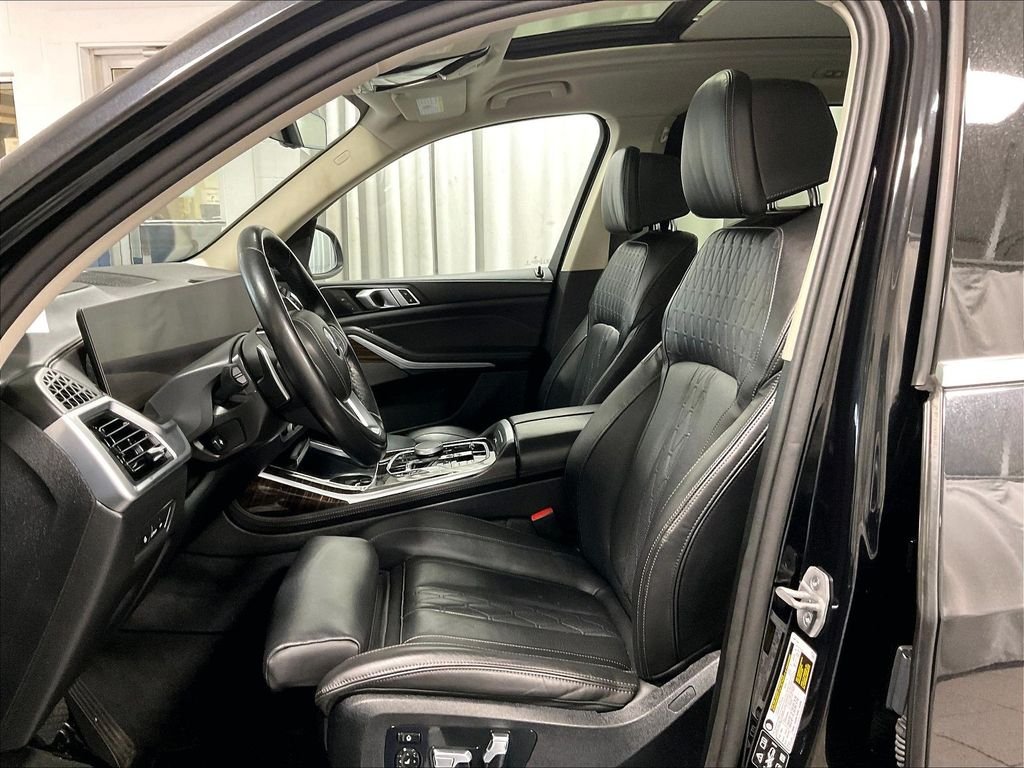 Used 2025 Black BMW xDrive40i image 9
