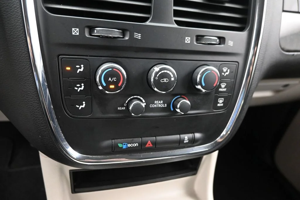 Used 2014 Silver Dodge SXT image 21