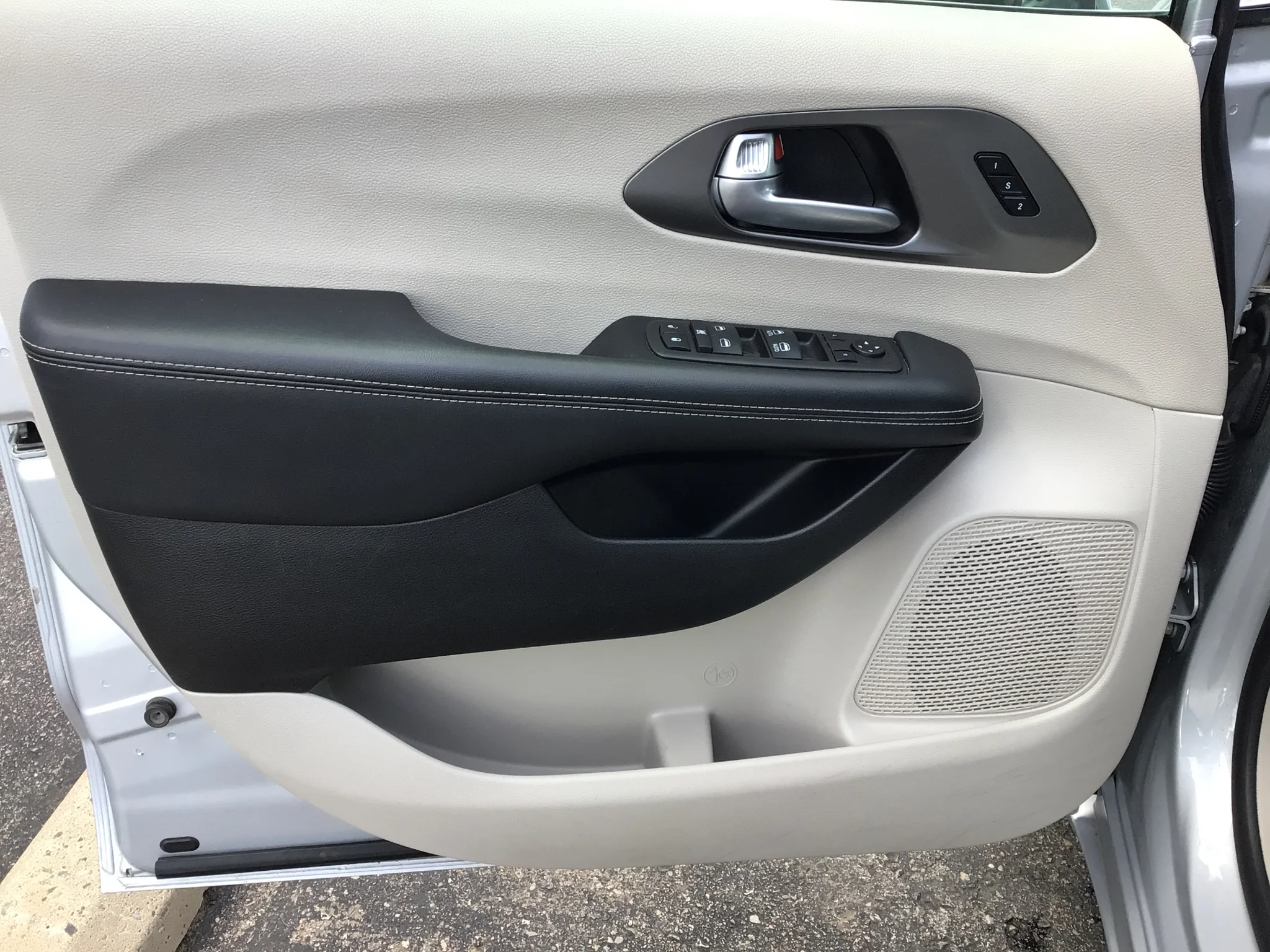 Used 2024 Silver Mist Clearcoat Chrysler Touring L image 12