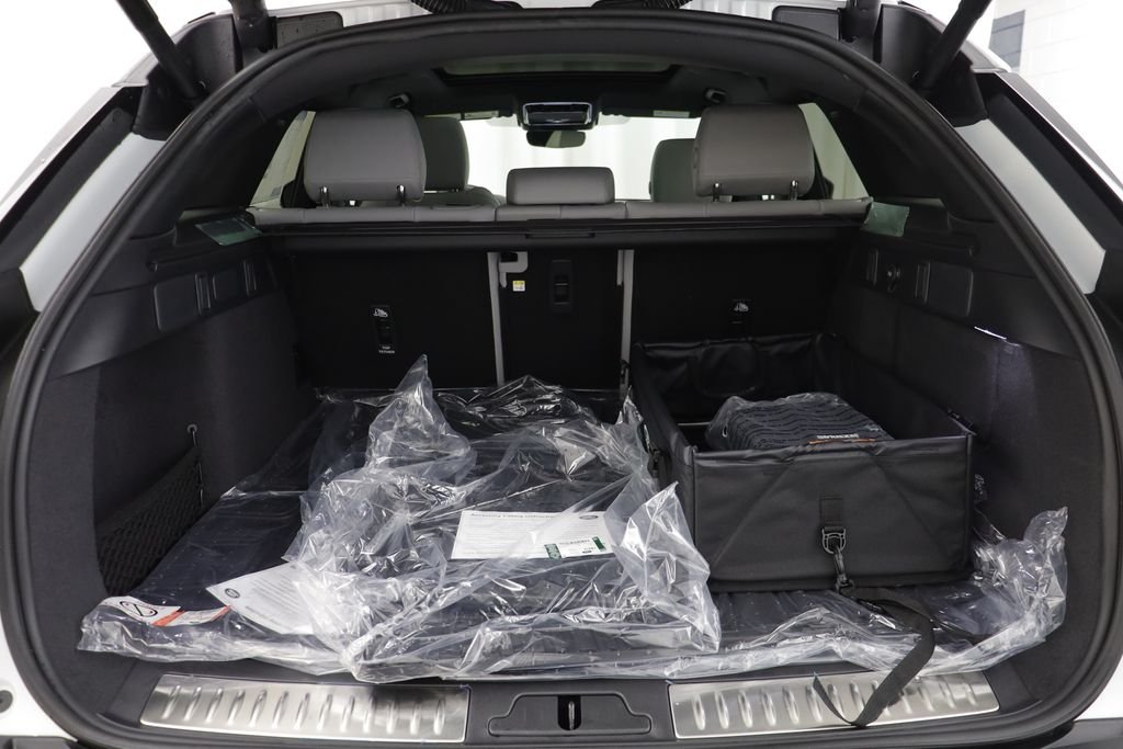 New 2026 Fuji White LAND ROVER Dynamic SE image 19