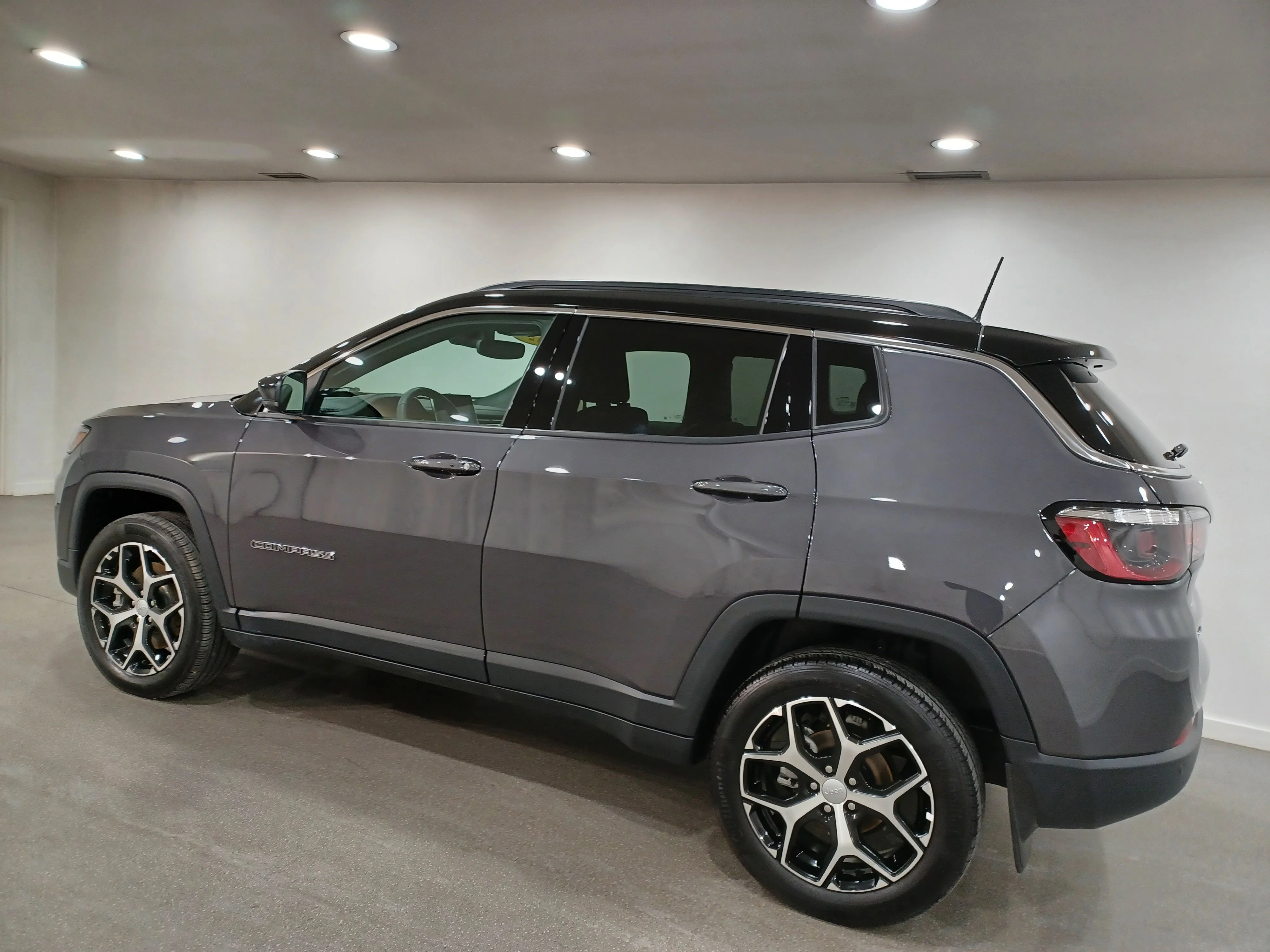 Certified Used 2024 Baltic Grey Metallic Jeep Limited 4x4*Remote Start | Htd Leather | Sunroof | Htd Wheel | Blind Spot Detection | Lane Keeping image 7