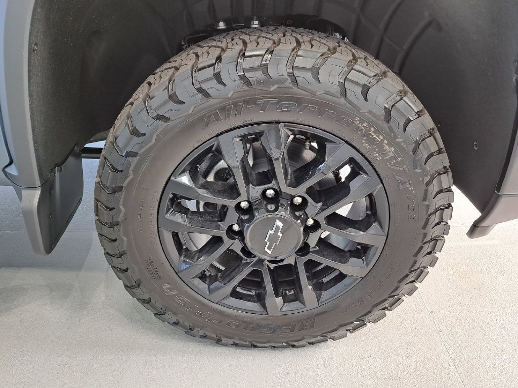2026 Chevrolet Silverado 2500 HD LT Crew Cab Pickup Slide 15