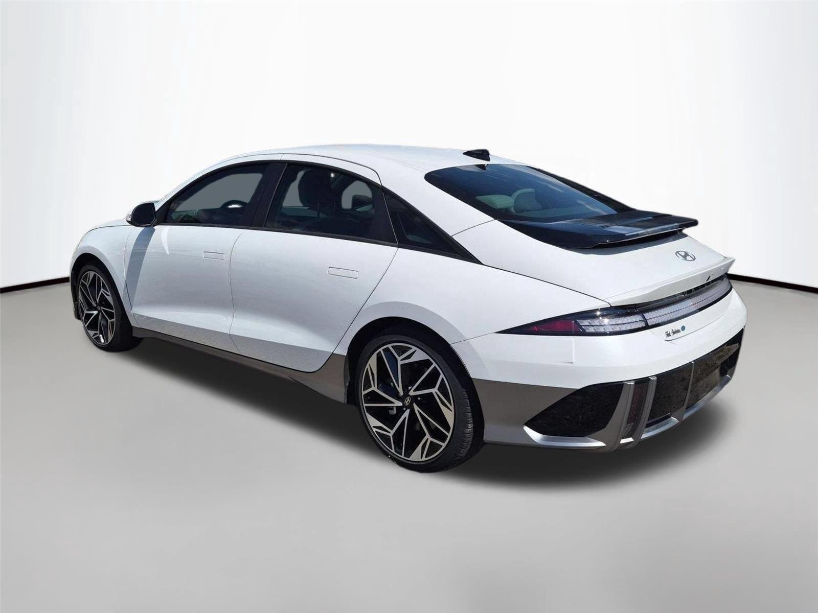 Used 2024 White Hyundai SEL image 3