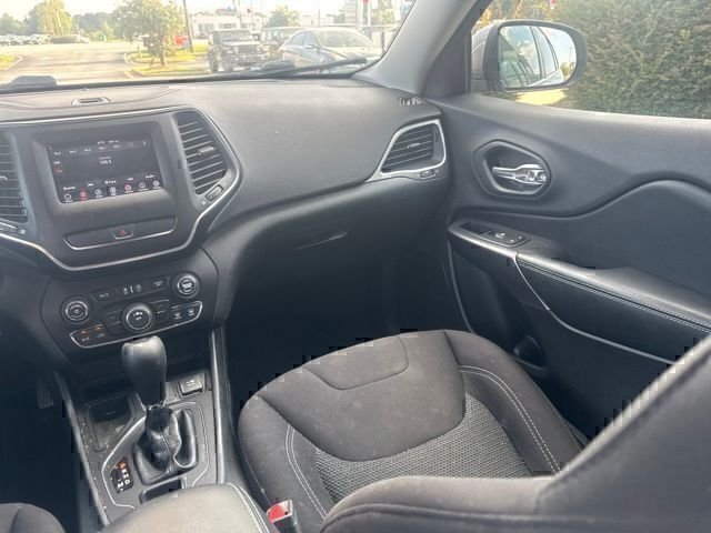 Used 2019 Silver Jeep Latitude image 21