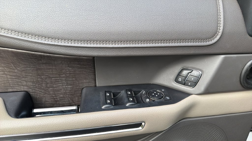 Used 2018 White Ford Limited image 22