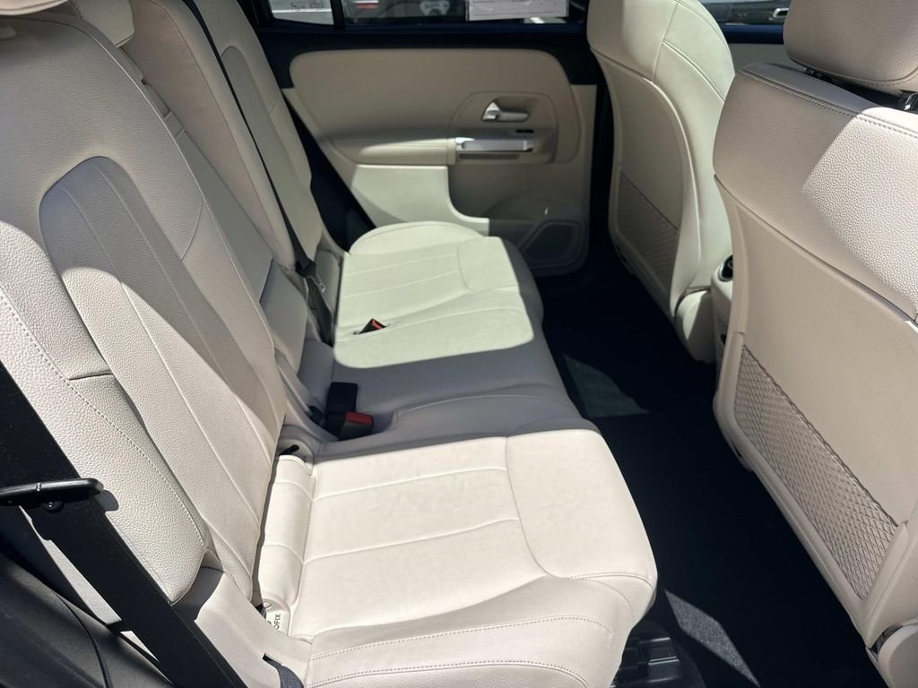 Used 2023  Mercedes-Benz GLB 250 image 12