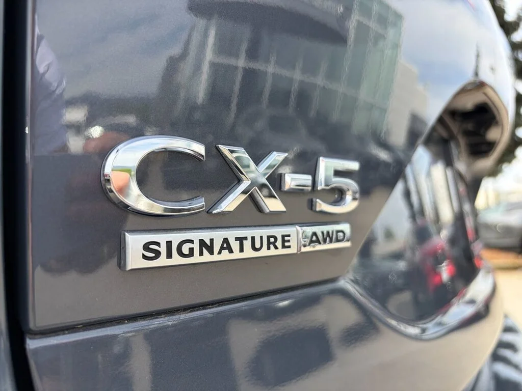 Used 2024  Mazda Signature AWD at Top of the Line. Turbo! Finance a image 9