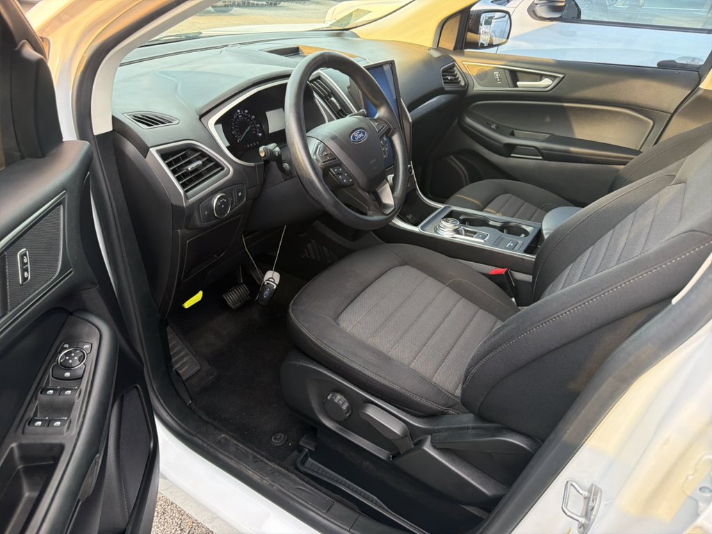 Used 2021 Oxford White Ford SE image 4