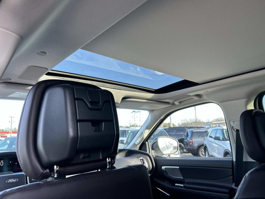 New 2026 Star White Metallic Tri-Coat Ford Platinum® image 16