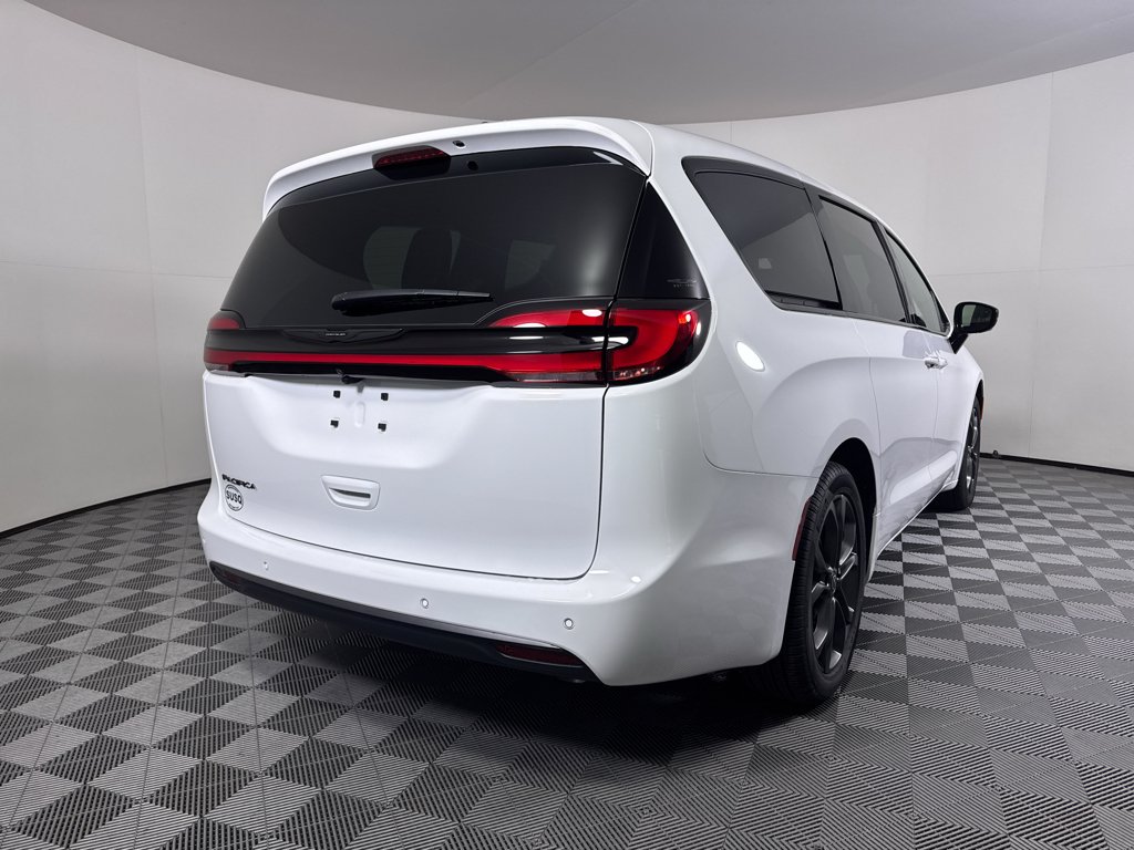 New 2026 Bright White Clear-Coat Exterior Paint Chrysler Select image 23