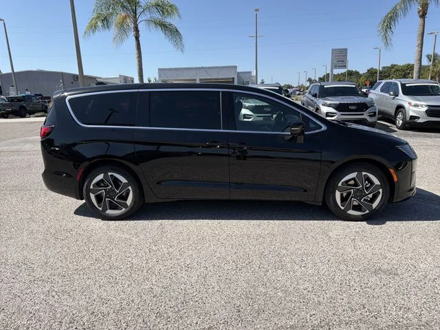 New 2027 Diamond Black Crystal Pearl-Coat Exterior Paint Chrysler Limited image 3