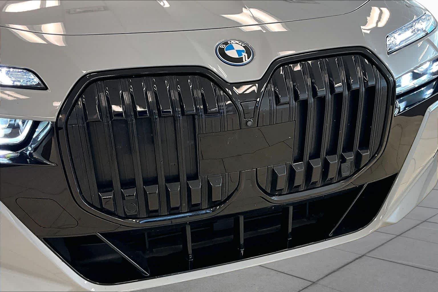 Used 2024 Brooklyn Grey Metallic BMW xDrive60 image 28