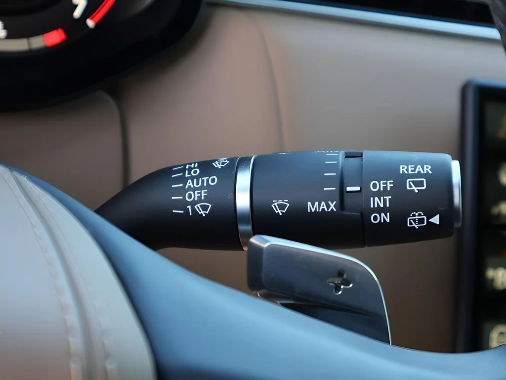 Used 2025 Fuji White Land Rover SE image 31