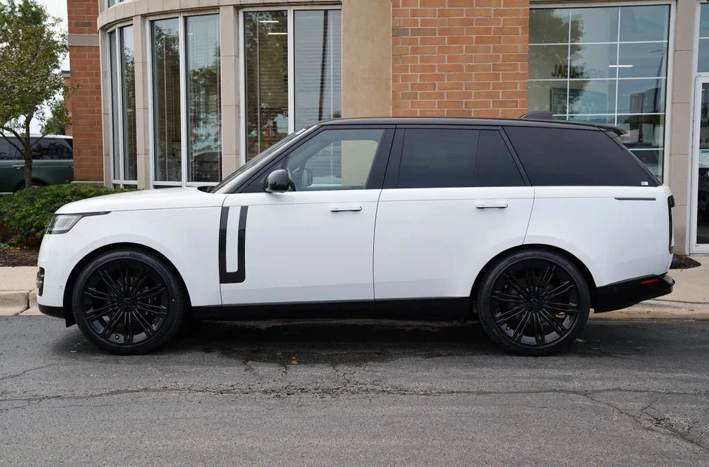 New 2026 Fuji White Land Rover SE image 2