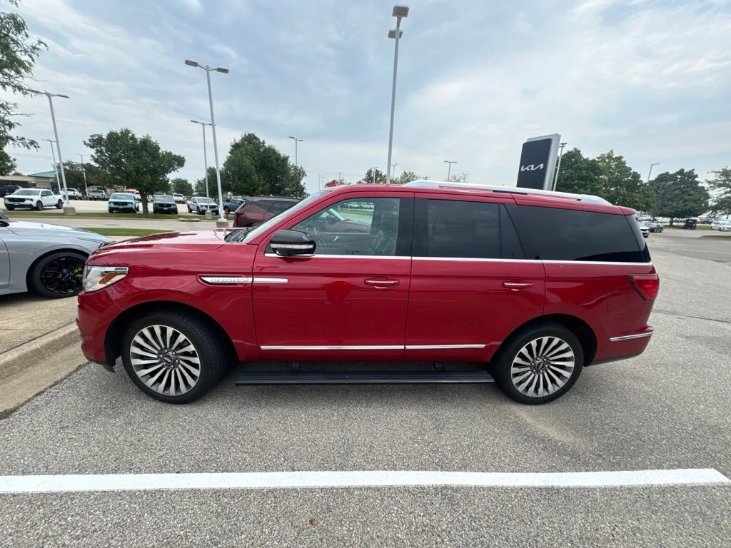 Used 2020 Red Lincoln Reserve image 4