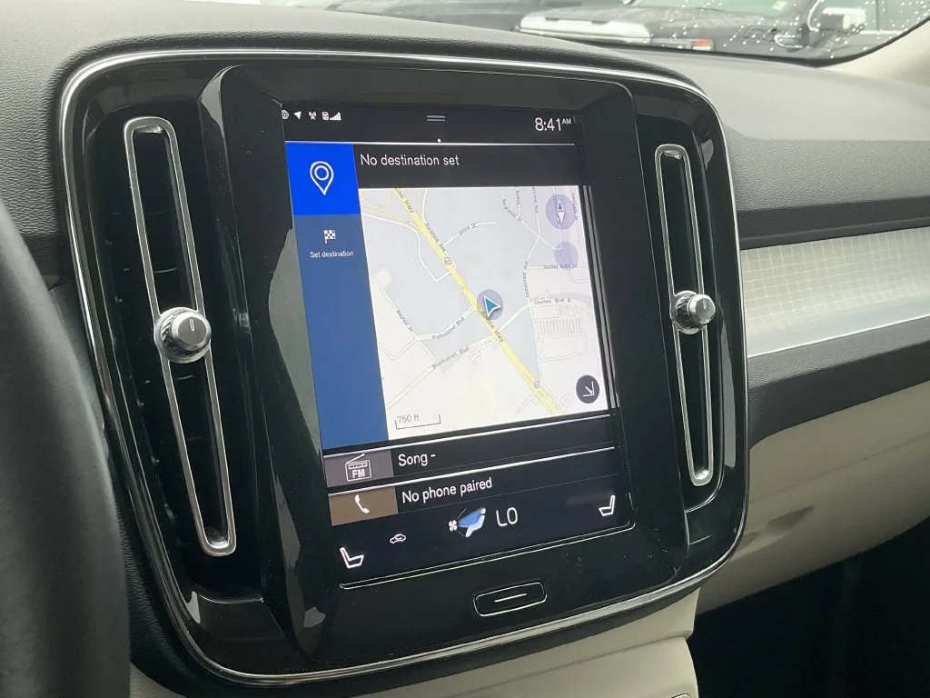 Used 2020 White Volvo Momentum image 32