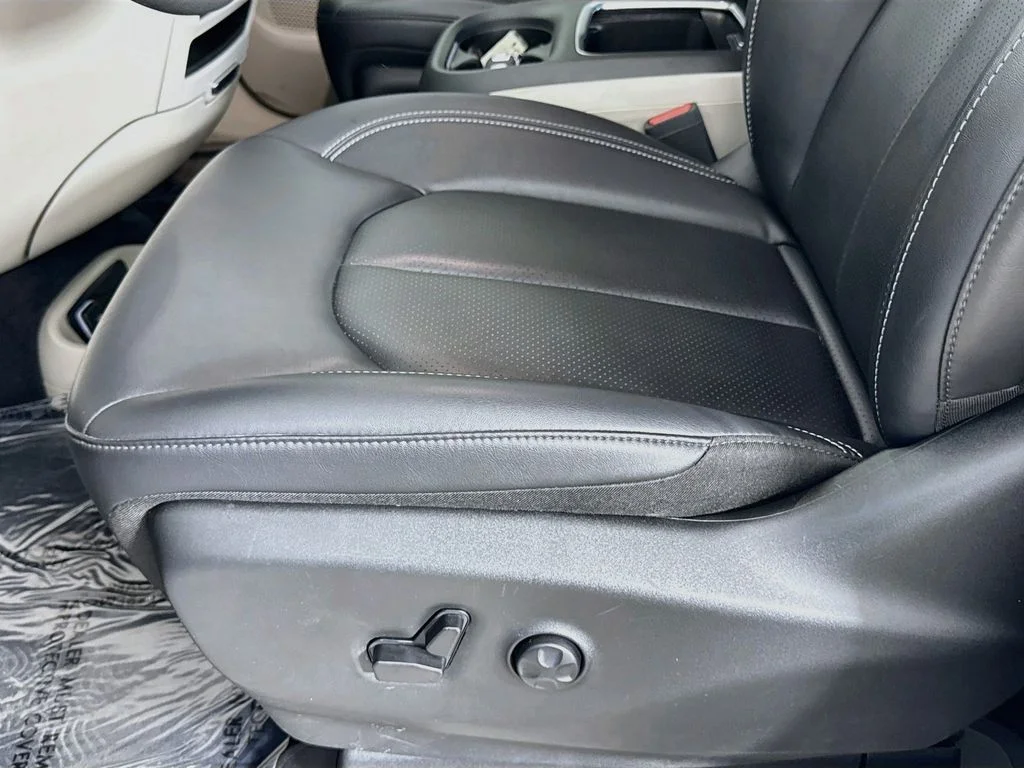 Used 2024 White Chrysler Select image 20