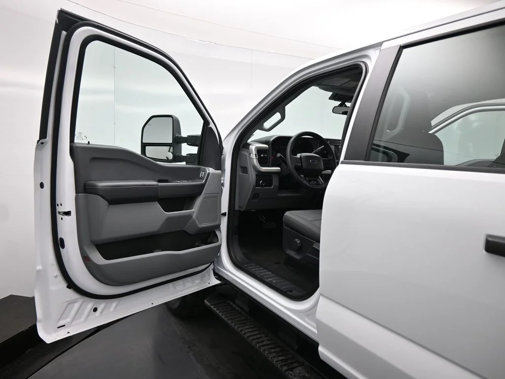 New 2026 Oxford White Ford XL image 8