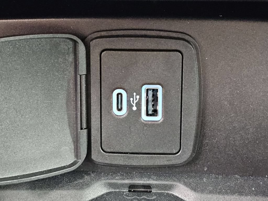 Used 2022 Gray Metallic Ford Wildtrak image 19