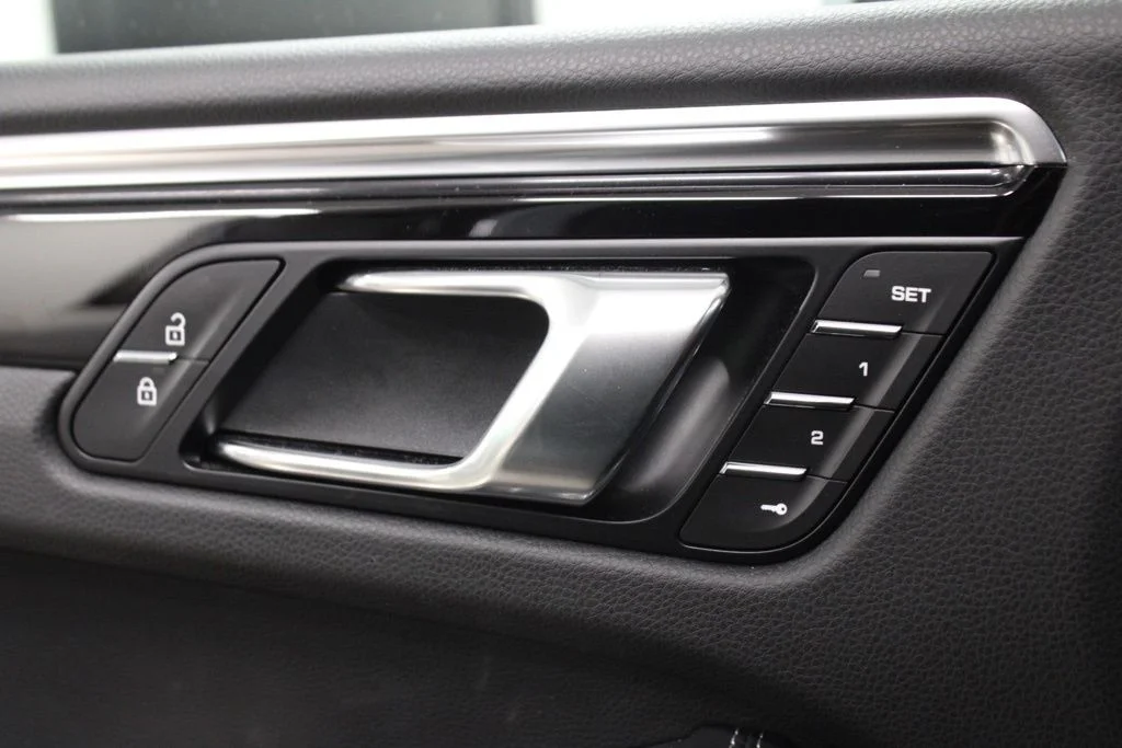 Used 2025  Porsche  image 16
